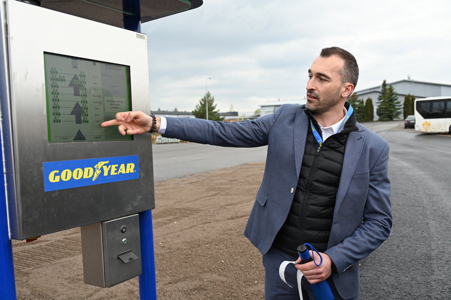 Laurent Licht esittelee taulua, jossa näkyvät tarkastuksen tulokset. 