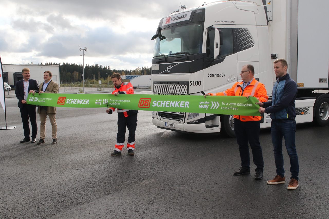 Juhlahetki. Kuljettaja Eero Saarinen (DB Schenker) leikkaa nauhan tuoreen Volvon neitsytmatkan edestä. Mukana vasemmalta oikealle Harald Knaapinen (DB Schenker), Pekka Vikström (Neste), Janne Nummelin (DB Schenker) ja Veli Pusa (Volvo Finland AB).